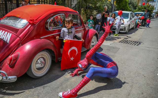 Antalya'da örümcek adam sokaklara çıktı 23 Nisan'ı kutladı - Resim: 1