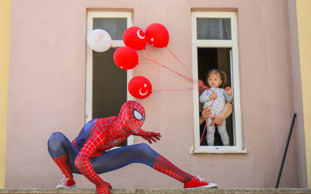 Antalya'da örümcek adam sokaklara çıktı 23 Nisan'ı kutladı - Resim: 3