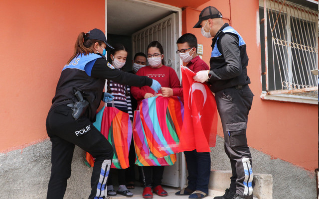Adana'da polis şehit çocuklarını ziyaret etti 23 Nisan'ı birlikte kutladı - Resim: 0