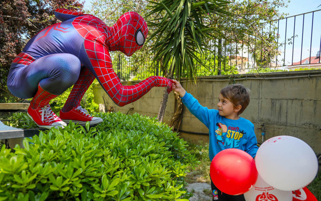 Antalya'da örümcek adam sokaklara çıktı 23 Nisan'ı kutladı - Resim: 0