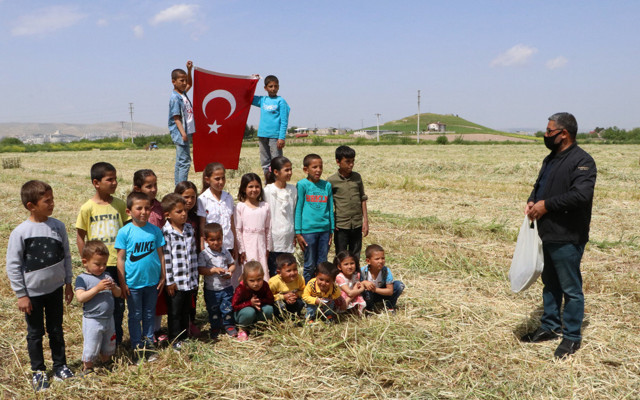 Şanlıurfa'da 23 Nisan tarlada kutlandı - Resim: 0