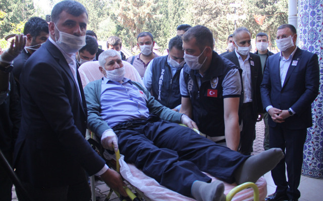 Acılı baba şehit oğlunun cenazesine sedyeyle katıldı - Resim: 0