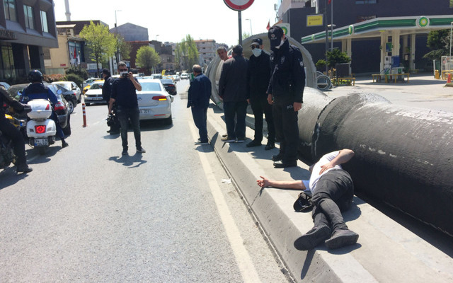 Beyoğlu'nda otomobil yayaya çarptı yakınları sinir krizi geçirdi - Resim: 1