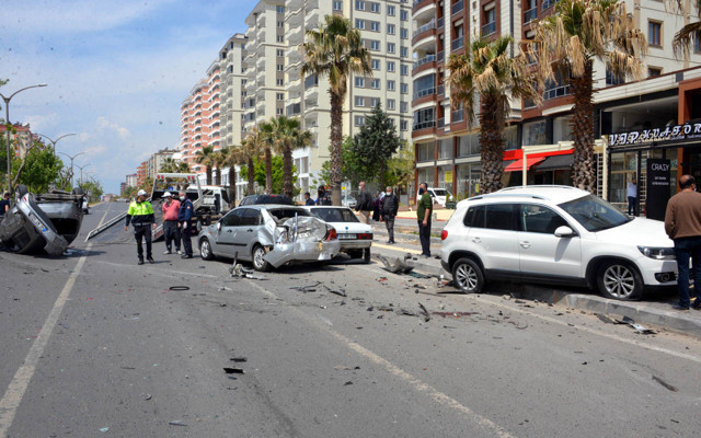 Kahramanmaraş'ta feci kaza: Otomobil 5 araca çarpıp takla attı - Resim: 2
