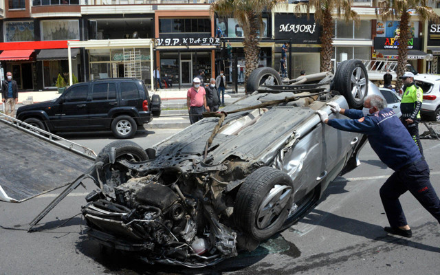 Kahramanmaraş'ta feci kaza: Otomobil 5 araca çarpıp takla attı - Resim: 1