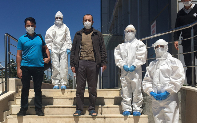 Burdur'da koronavirüsü yenenler arasına alkışlarla dahil oldular - Resim: 1