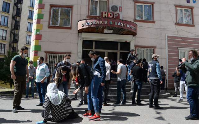 Diyarbakır HDP binası önünde hareketlilik: Oğlum 'Beni kurtarın' diye haber gönderdi - Resim: 2
