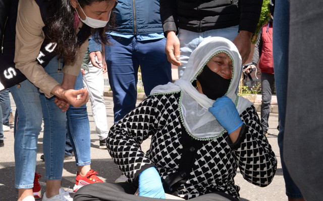 Diyarbakır HDP binası önünde hareketlilik: Oğlum 'Beni kurtarın' diye haber gönderdi - Resim: 1