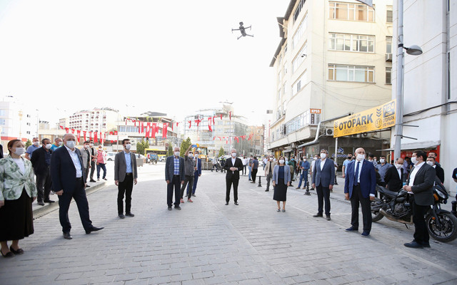 Sosyal mesafe ve maske uyarı drone'ları Gaziantep caddelerinde - Resim: 0