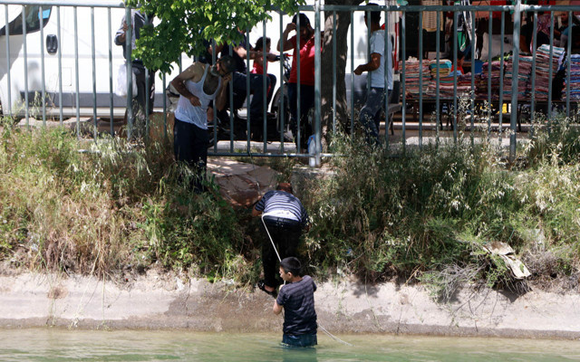 Adana'da termometreler 48 dereceyi gösterdi gençler sulama kanalına girdi - Resim: 1