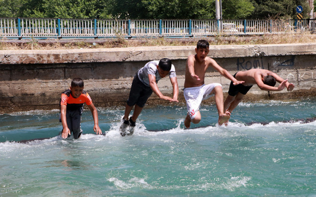 Adana'da verilen izinde sulama kanalına giren çocuk: Alev esiyor resmen - Resim: 0