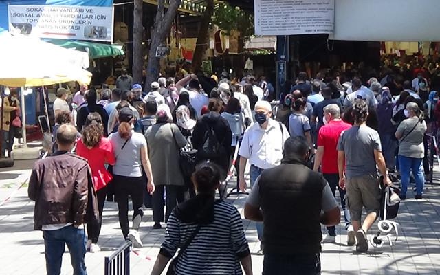 Çanakkale'de kısıtlama öncesi pazarda sosyal mesafe unutuldu - Resim: 0