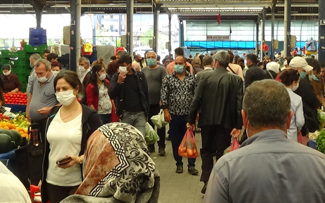 Çanakkale'de kısıtlama öncesi pazarda sosyal mesafe unutuldu - Resim: 1