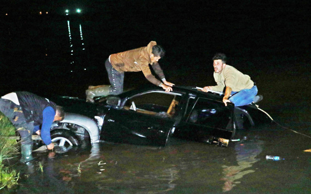 Samsun'da otomobil ırmağa düştü 2 kişi ölümle burun buruna geldi - Resim: 1
