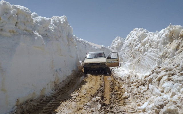 Antalya'da 4 metreyi aşan karla kaplı yolu açmak için ekipler çalışıyor - Resim: 1