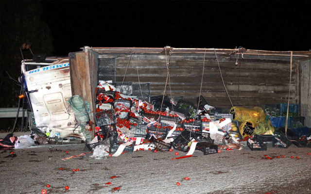 Antalya'da sebze yüklü kamyonet devrildi: 3 yaralı - Resim: 1
