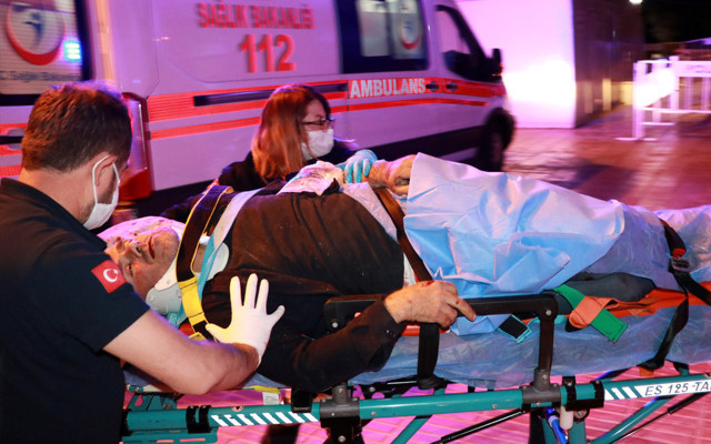 Antalya'da sebze yüklü kamyonet devrildi: 3 yaralı - Resim: 0