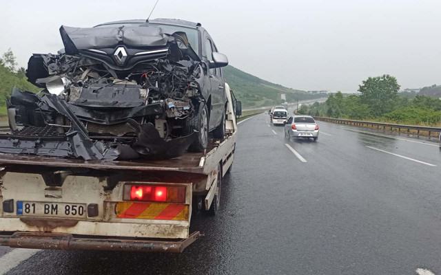 TEM'de zincirleme kaza 25 araç birbirine girdi - Resim: 0