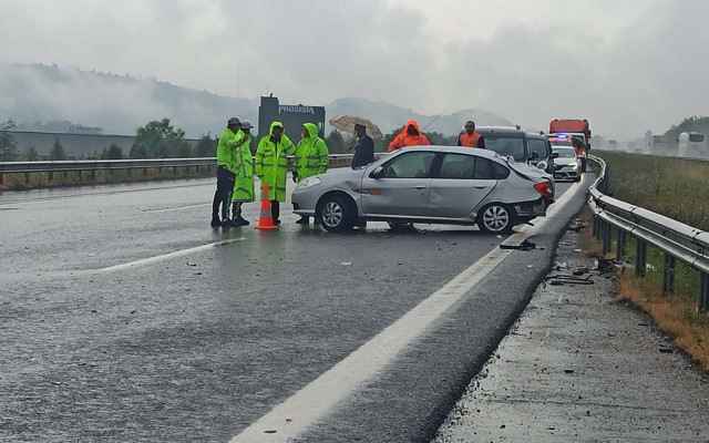 TEM'de zincirleme kaza 25 araç birbirine girdi - Resim: 1