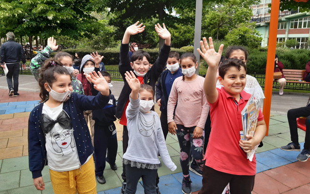 Fatih'te verilen izinde sokağa çıkan çocuklar doyasıya eğlendi - Resim: 0