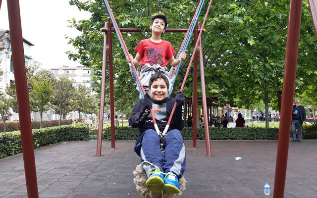 Fatih'te verilen izinde sokağa çıkan çocuklar doyasıya eğlendi - Resim: 1