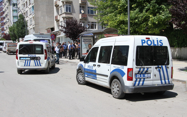 Elazığ'da minibüs şoförünün 2 kişi ile tartışması kanlı bitti - Resim: 0