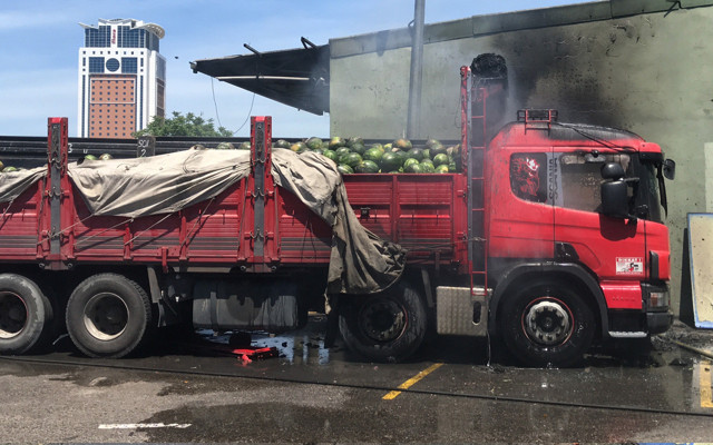 Ataşehir'de karpuz yüklü TIR alev alev yandı - Resim: 0