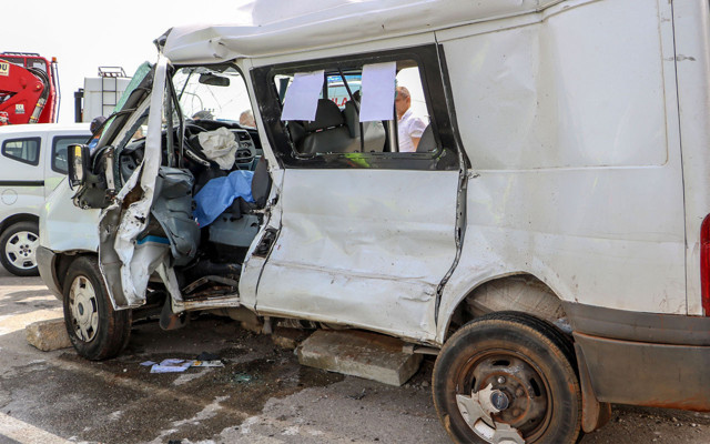 Antalya'da servis minibüsü ile yolcu otobüsü çarpıştı - Resim: 0