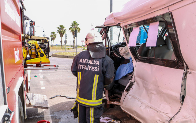 Antalya'da servis minibüsü ile yolcu otobüsü çarpıştı - Resim: 1
