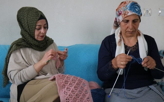 Kırşehir'de 4 canını kanserden kaybetti şimdi lösemili çocuklar için örüyor - Resim: 1