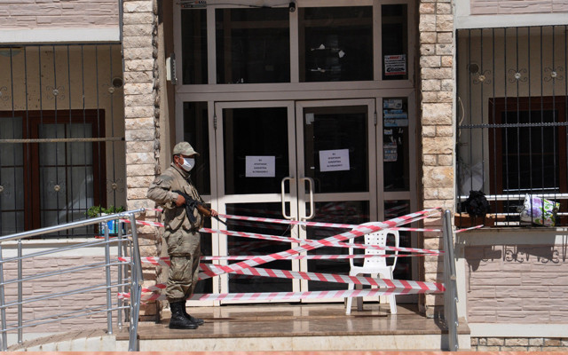 Gaziantep'te 50 kişilik bina karantinaya alındı endişeleri yüzlerine yansıdı - Resim: 0