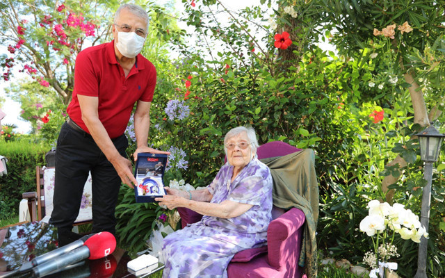 Mersin'de yaşını duyan inanamıyor doğum gününü böyle kutladı - Resim: 1