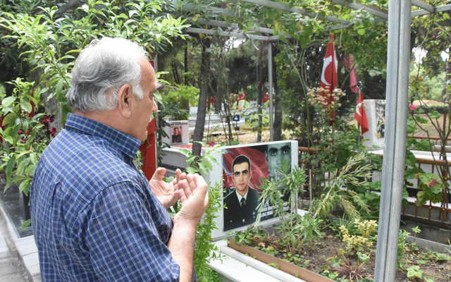 İzmir'de oğlu gelemedi o gitti Hakkari'de şehit düşen askere Babalar günü ziyareti - Resim: 1
