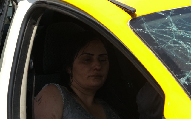 Kağıthane'de can pazarı yaşandı minibüsün vurduğu taksi bariyerlere saplandı - Resim: 1