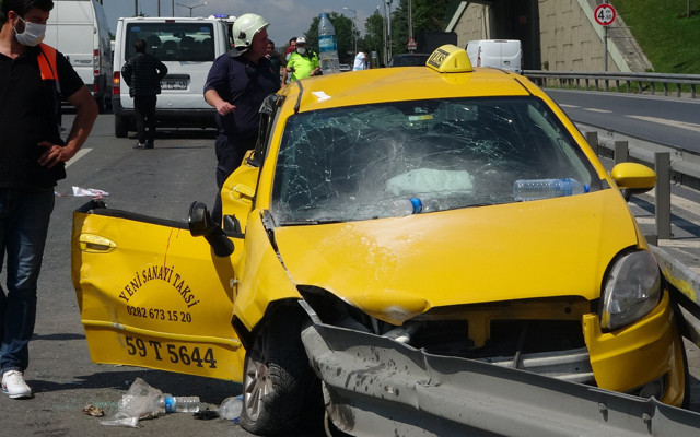 Kağıthane'de can pazarı yaşandı minibüsün vurduğu taksi bariyerlere saplandı - Resim: 0