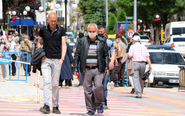 Yozgat'ta gazetecileri gören maskeye sarıldı - Resim: 0