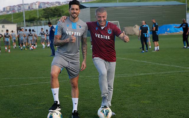 Ahmet Ağaoğlu: Omuzlarınızı dik tutun bu takım şampiyon olacak - Resim: 0