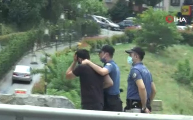 Maltepe'de bir kişi intihara kalkıştı trafik durduruldu - Resim: 0