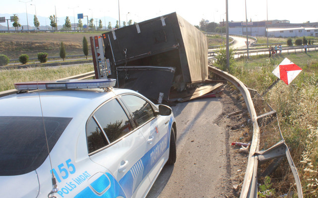 Denizli'de nakliyat şoförü kaza yaptı güneşi suçlu buldu - Resim: 0