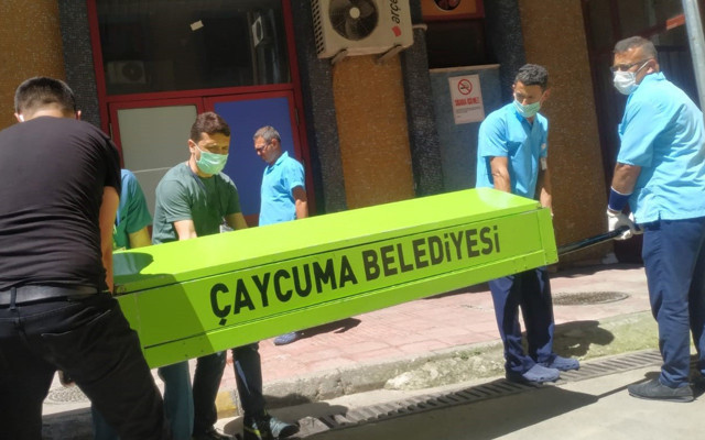Zonguldak'ta 73 yaşındaki yaşlı adam kardeşi ile yeğenine tabut giydirdi - Resim: 0