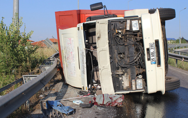 Denizli'de nakliyat şoförü kaza yaptı güneşi suçlu buldu - Resim: 1