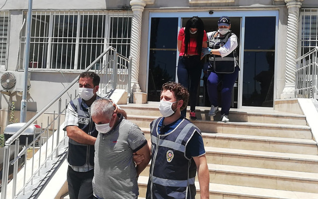 Aydın'da 1'i kadın 4 dolandırıcının kucağına kendisi atladı 'Dolar' oyununa geldi - Resim: 0