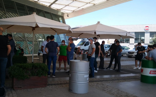 Bursa'da sıfır otomobil kuyruğu! Kampanya yapılınca sıraya girdiler - Resim: 0