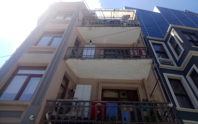 Beyoğlu'nda birlikte alkol alan şahısların kavgası kanlı bitti - Resim: 1