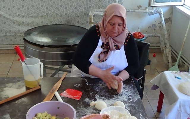 Afyonkarahisar'da gıpta ile bakıyorlar hem taksi çalıştırıyor hem gözleme açıyor - Resim: 1