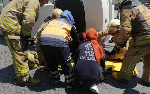 Esenyurt'ta otomobil yan yattı sıkışan 2 kadın için seferber olundu - Resim: 1