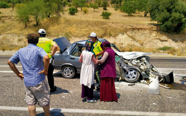 Adıyaman'da mevsimlik işçilerin olduğu araç kamyonetle çarpıştı - Resim: 1