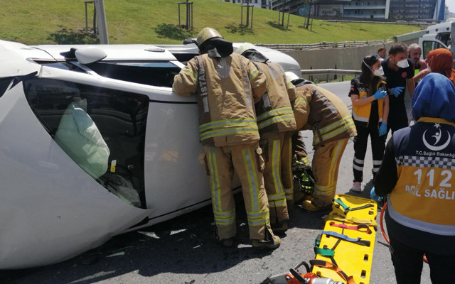 Esenyurt'ta otomobil yan yattı sıkışan 2 kadın için seferber olundu - Resim: 0