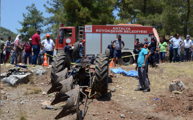 Antalya'da ecel bahçe sürerken yakaladı yakınları kahroldu - Resim: 0