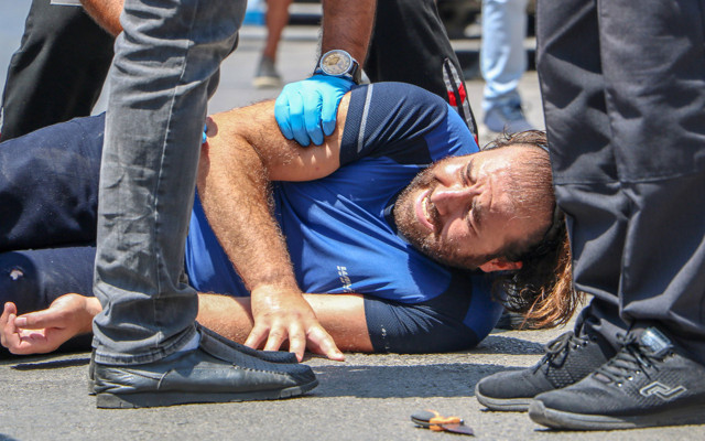 Antalya'da aranan şüpheli 2 polisi bıçakla yaraladı - Resim: 1